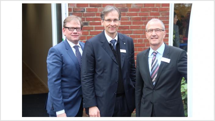 Wedels MIT-Vorsitzender Christian J. Fuchs (Mitte) bedankte sich bei Stadtwerke-Geschäftsführer Adam Krüppel (rechts) und Vertriebsleiter Uwe Behrendt für die informativen Vorträge.